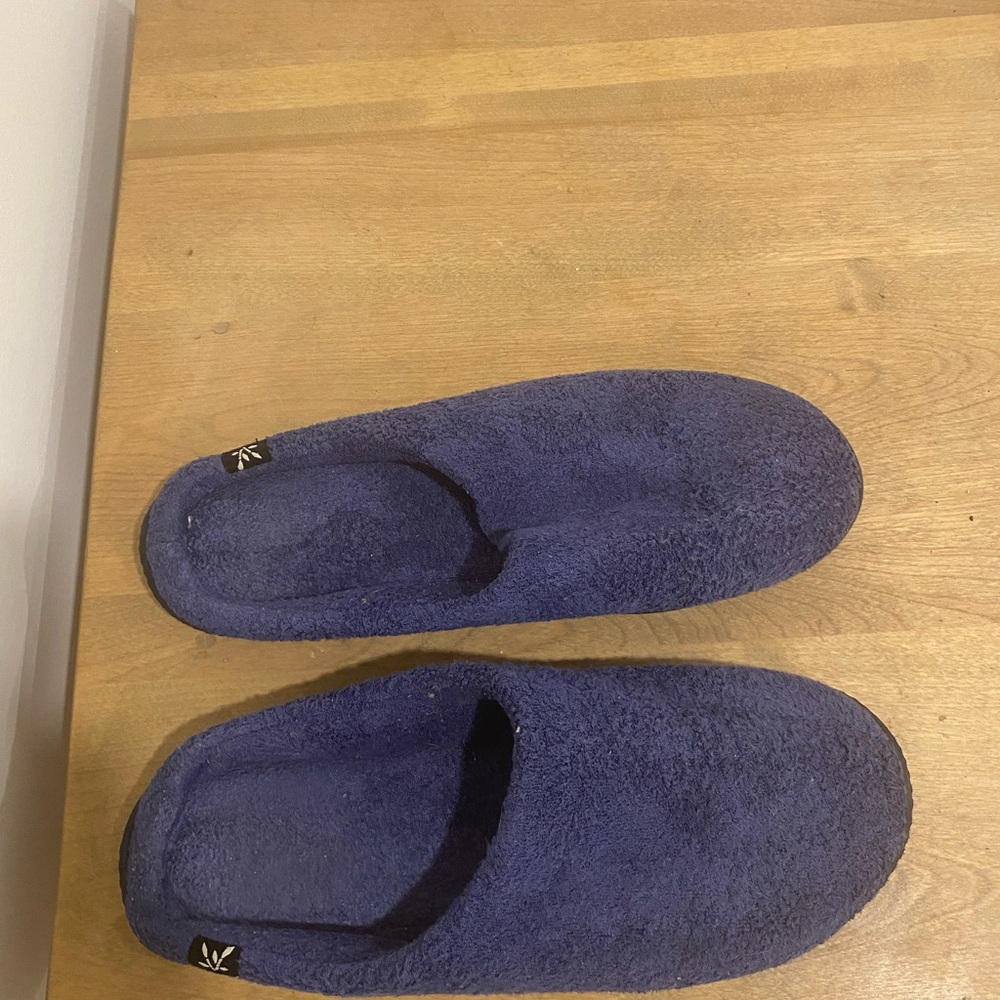 Isotoner Men’s Blue Memory Foam Slippers Size 9 – Cozy Indoor - Picture 2 of 4